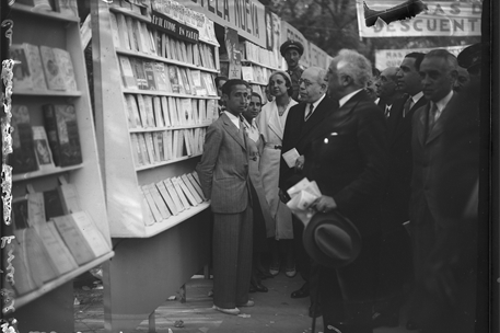 Feria del Libro. El Presidente de la República Niceto Alcalá Zamora con el Jefe del Gobierno Azaña en la Feria del libro (la primera: abril de 1933)